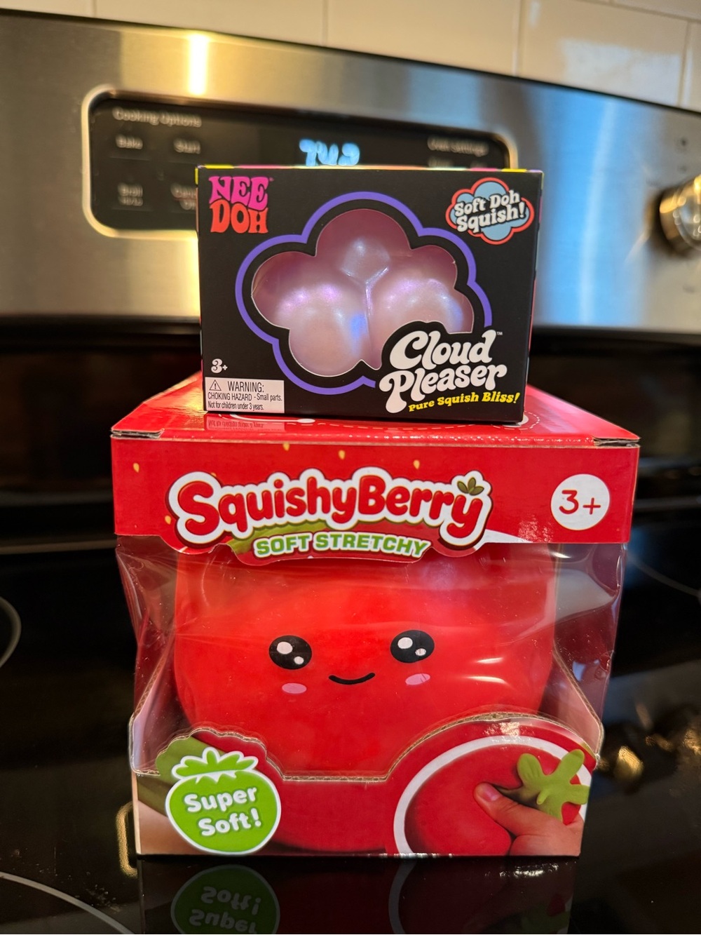 NeeDoh Cloud Pleaser + FREE Jumbo strawberry